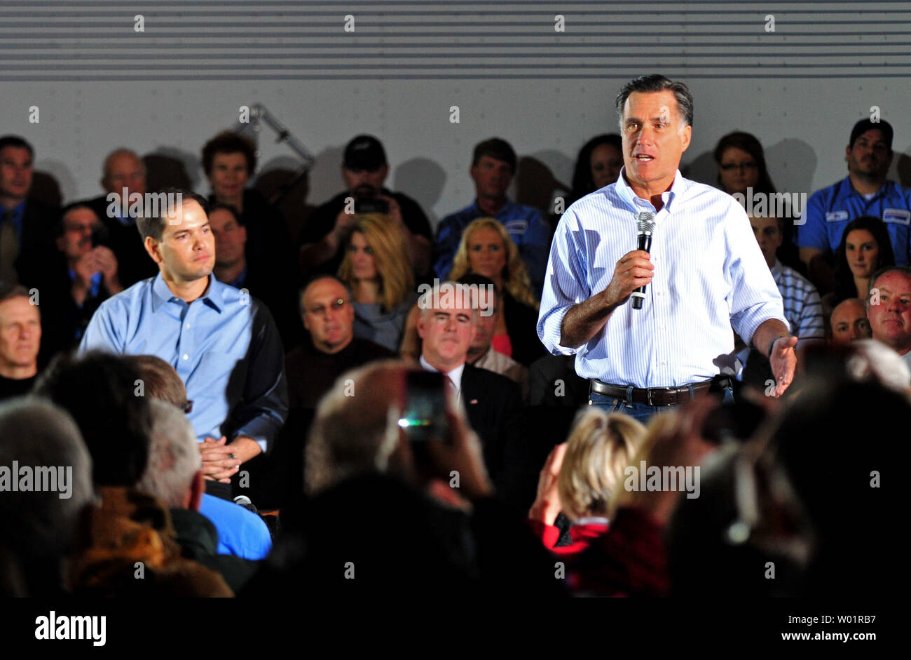 Der republikanische Präsidentschaftskandidat Mitt Romney spricht neben einer Big Rig Truck mit Sen Marco Rubio (R-FL) einem Town hall Meeting an Mustang Expediting in Aston, Pennsylvania am 23. April 2012. UPI/Kevin Dietsch Stockfoto