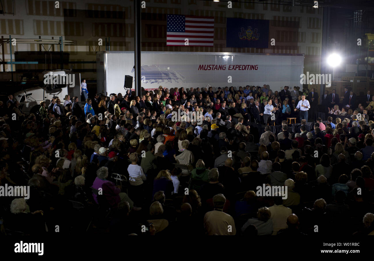 Der republikanische Präsidentschaftskandidat Mitt Romney spricht neben einer Big Rig Truck mit Sen Marco Rubio (R-FL) einem Town hall Meeting an Mustang Expediting in Aston, Pennsylvania am 23. April 2012. UPI/Kevin Dietsch Stockfoto