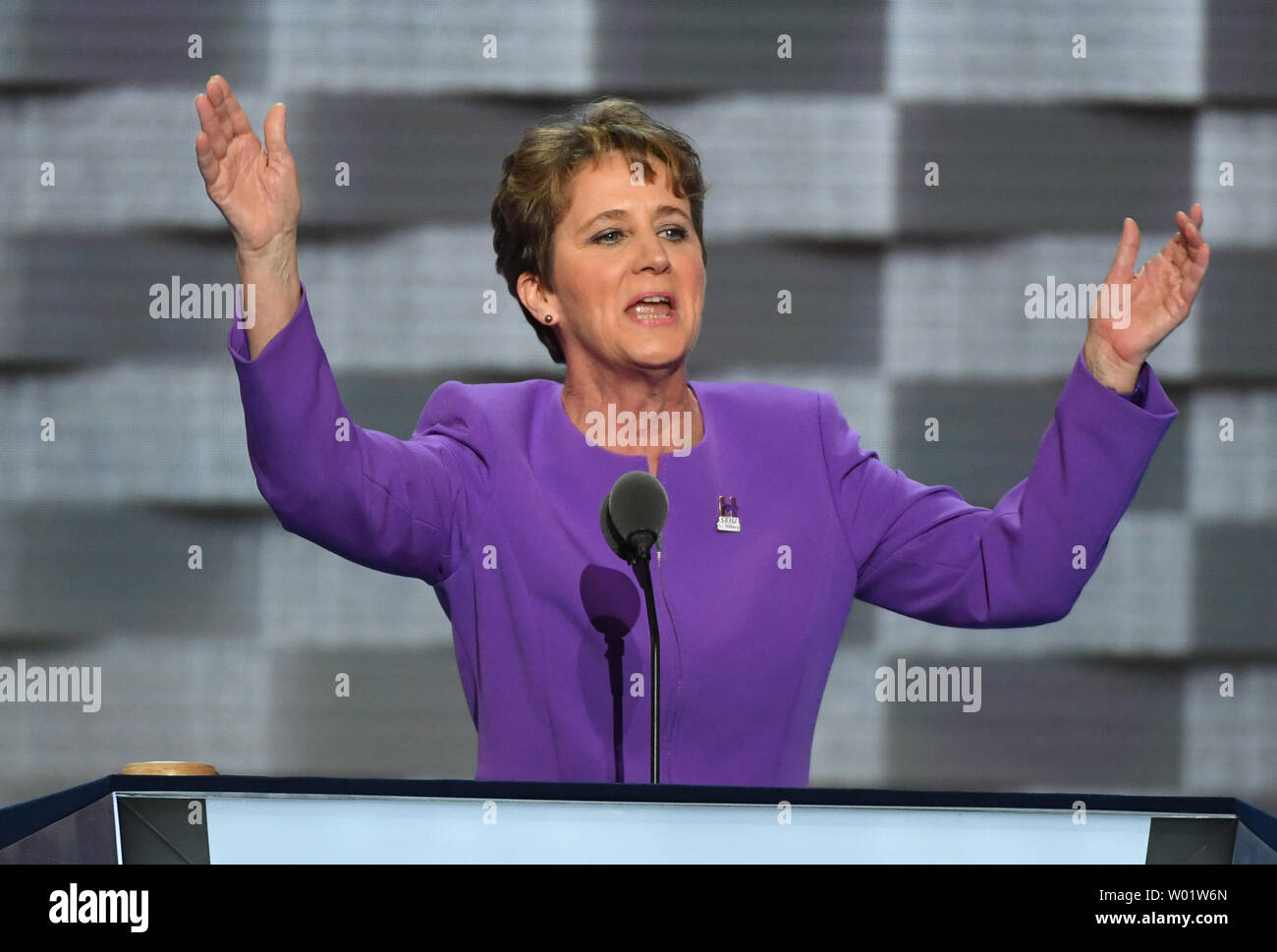 Mary Kay Henry, Präsident der Service Mitarbeiter International Union (SEIU), spricht am Tag einer der National Convention der Demokraten an der Wells Fargo Center in Philadelphia, Pennsylvania, am Montag, 25. Juli 2016. Der 4-tägige Kongress beginnt am Montag, 25. Juli, und es wird erwartet, dass Hillary Clinton für das Amt des Präsidenten der Vereinigten Staaten zu benennen. Foto von Pat Benic/UPI Stockfoto