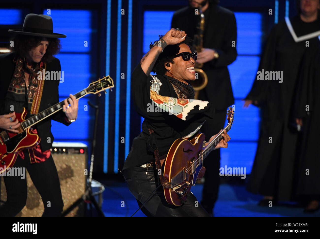 Musiker Lenny Kravitz führt seinen Hit "Let Love Rule" bei Tag drei der National Convention der Demokraten an der Wells Fargo Center in Philadelphia, Pennsylvania am 27. Juli 2016. Hillary Clinton Ansprüche die Nominierung des demokratischen Partei für das Amt des Präsidenten. Foto von Pat Benic/UPI Stockfoto Musiker Lenny Kravitz führt seinen Hit "Let Love Rule" bei Tag drei der National Convention der Demokraten an der Wells Fargo Center in Philadelphia, Pennsylvania am 27. Juli 2016. Hillary Clinton Ansprüche die Nominierung des demokratischen Partei für das Amt des Präsidenten. Foto von Pat Benic/UPI Stockfoto