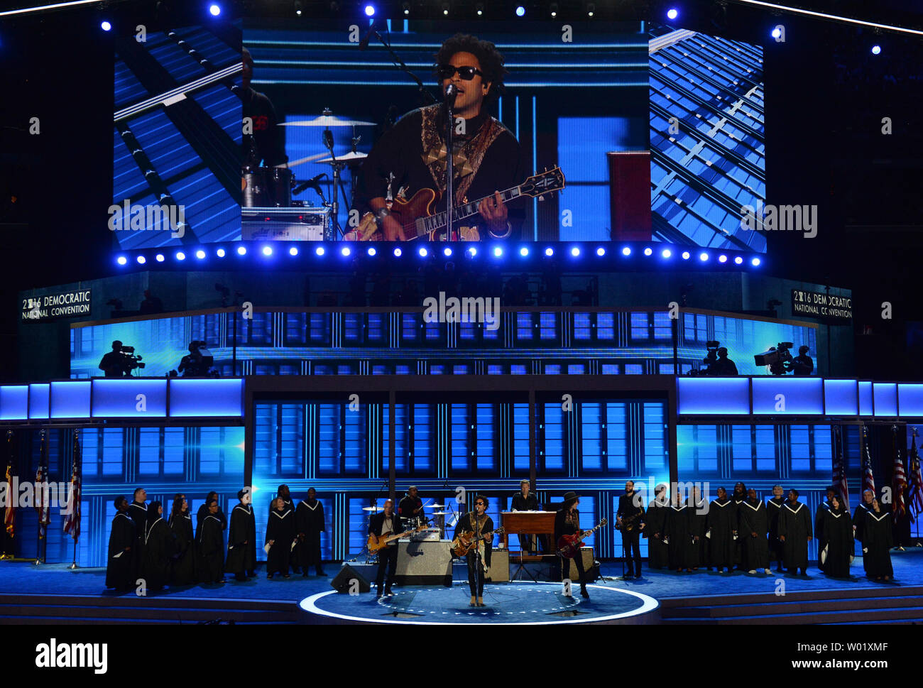 Musiker Lenny Kravitz führt seinen Hit "Let Love Rule" bei Tag drei der National Convention der Demokraten an der Wells Fargo Center in Philadelphia, Pennsylvania am 27. Juli 2016. Hillary Clinton Ansprüche die Nominierung des demokratischen Partei für das Amt des Präsidenten. Foto von Pat Benic/UPI Stockfoto Musiker Lenny Kravitz führt seinen Hit "Let Love Rule" bei Tag drei der National Convention der Demokraten an der Wells Fargo Center in Philadelphia, Pennsylvania am 27. Juli 2016. Hillary Clinton Ansprüche die Nominierung des demokratischen Partei für das Amt des Präsidenten. Foto von Pat Benic/UPI Stockfoto