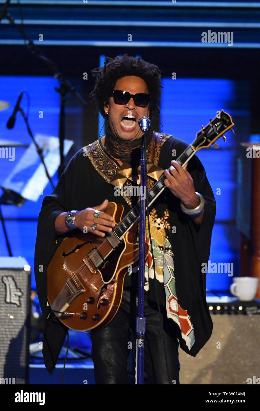 Musiker Lenny Kravitz führt seinen Hit "Let Love Rule" bei Tag drei der National Convention der Demokraten an der Wells Fargo Center in Philadelphia, Pennsylvania am 27. Juli 2016. Hillary Clinton Ansprüche die Nominierung des demokratischen Partei für das Amt des Präsidenten. Foto von Pat Benic/UPI Stockfoto Musiker Lenny Kravitz führt seinen Hit "Let Love Rule" bei Tag drei der National Convention der Demokraten an der Wells Fargo Center in Philadelphia, Pennsylvania am 27. Juli 2016. Hillary Clinton Ansprüche die Nominierung des demokratischen Partei für das Amt des Präsidenten. Foto von Pat Benic/UPI Stockfoto