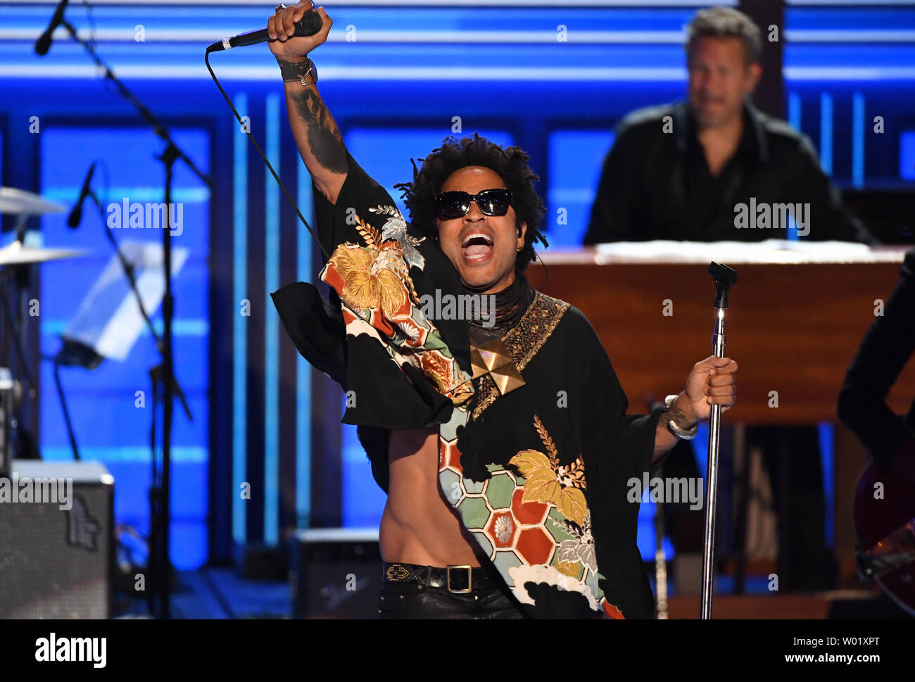 Musiker Lenny Kravitz führt seinen Hit "Let Love Rule" bei Tag drei der National Convention der Demokraten an der Wells Fargo Center in Philadelphia, Pennsylvania am 27. Juli 2016. Hillary Clinton Ansprüche die Nominierung des demokratischen Partei für das Amt des Präsidenten. Foto von Pat Benic/UPI Stockfoto Musiker Lenny Kravitz führt seinen Hit "Let Love Rule" bei Tag drei der National Convention der Demokraten an der Wells Fargo Center in Philadelphia, Pennsylvania am 27. Juli 2016. Hillary Clinton Ansprüche die Nominierung des demokratischen Partei für das Amt des Präsidenten. Foto von Pat Benic/UPI Stockfoto