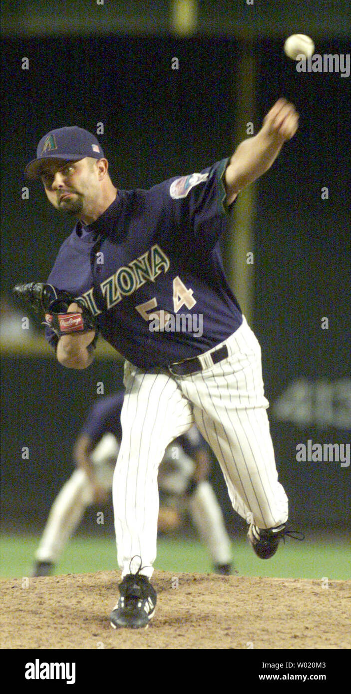 PHO 2001100402-04 OKT. 2001 PHOENIX, AZ USA: Arizona Diamondback Entlastung Krug, Troy Brohawn Plätze gegen die Colorado Rockies während der diamantmarkierungen letzte Heimspiel. Die D-Rückseiten besiegten die Rockies 5-4 an Bank One Ball Park am 4. Oktober 2001. cc/Wp/WillPowers UPI Stockfoto