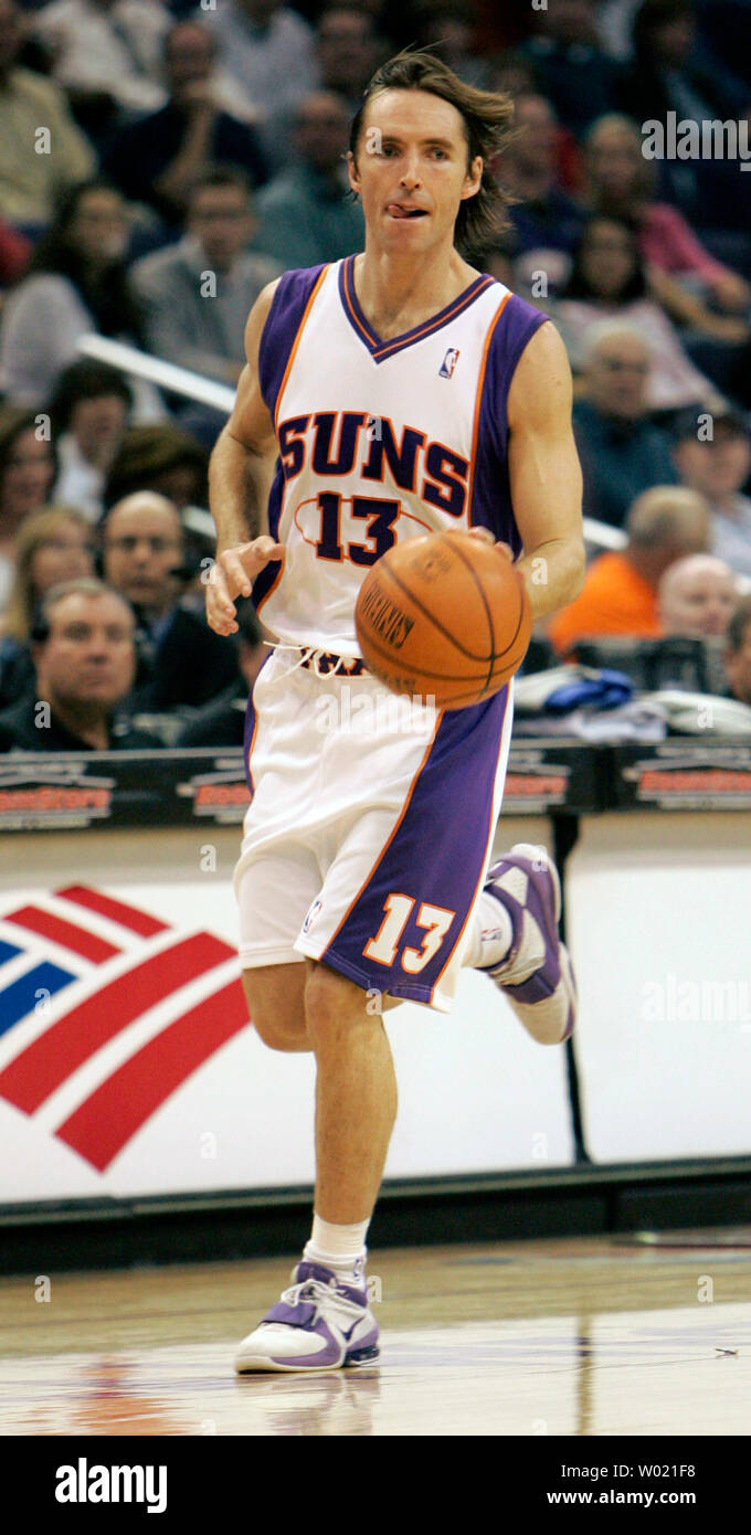 Phoenix Suns Steve Nash dribbelt sich der Gerichtshof gegen die Toronto Raptors 22. November 2005 in Phoenix, AZ. (UPI FOTO/DAS Befugnisse) Stockfoto