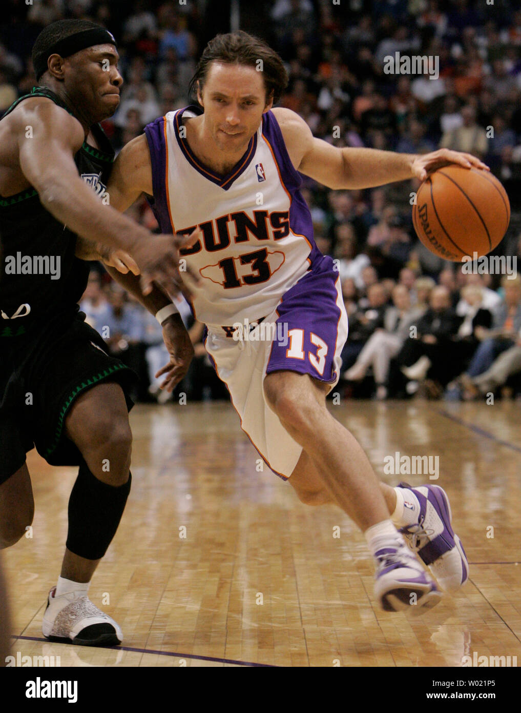 Minnesota Timberwolves' Justin Reed fouls Phoenix Suns Steve Nash im zweiten Quartal Februar 6, 2006 in Phoenix, AZ. (UPI FOTO/DAS Befugnisse) Stockfoto