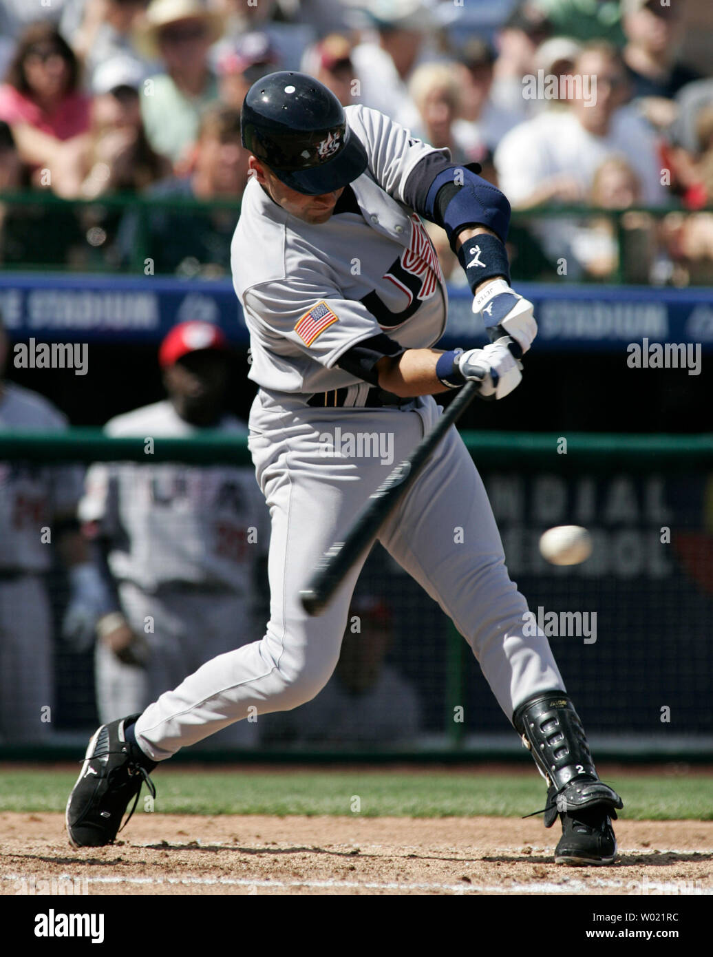 Derek Jeter der Vereinigten Staaten team schwingt an einer Mark Morris von den San Francisco Giants im ersten Inning der Ausstellung spiel März 5, 2006, 2005 in Scottsdale, AZ. (UPI FOTO/DAS Befugnisse) Stockfoto