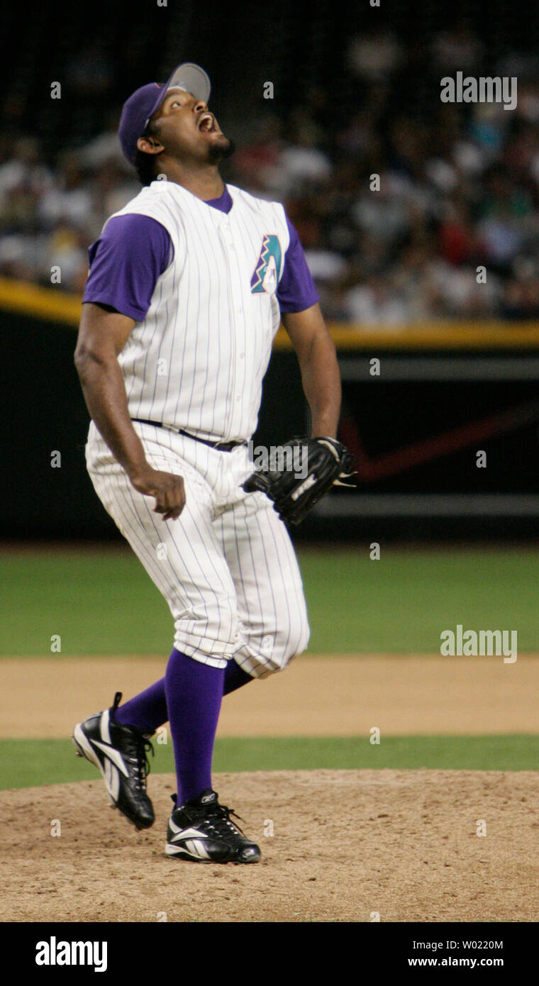 Arizona Diamondbacks näher Jose Valverde Uhren San Francisco Giants Mark Sweeney's Hit gehen für ein homerun das Spiel im achten Inning in Phoenix, AZ 17. April 2006 zu binden. Die Riesen besiegt das D - Rückseiten 10-9. (UPI FOTO/DAS Befugnisse) Stockfoto