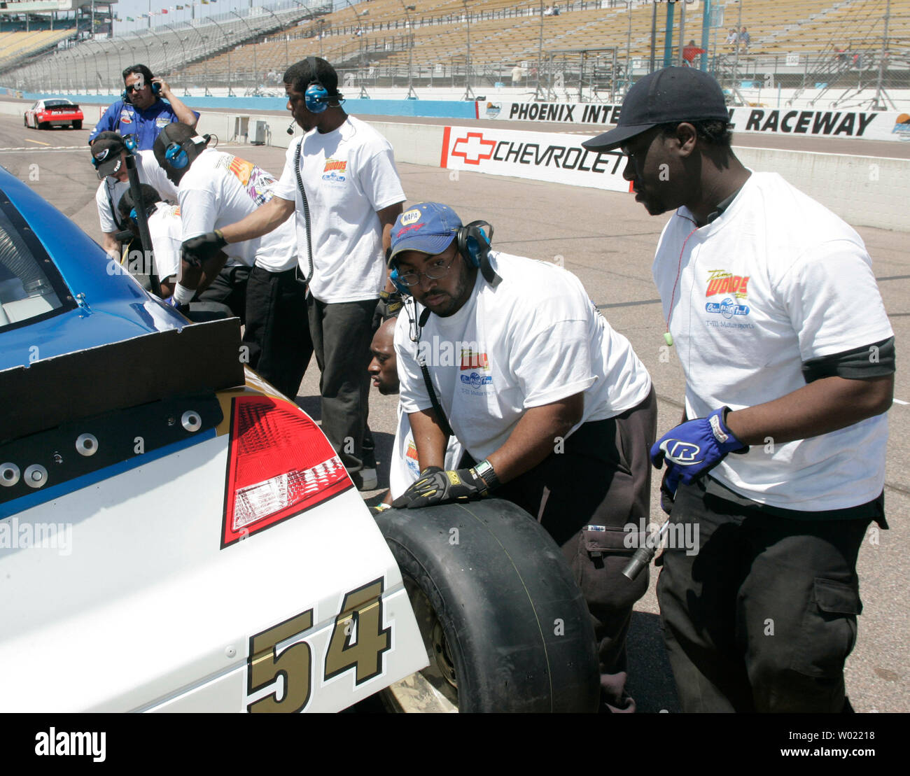 Studenten aus North Carolina A&T in Greensboro, North Carolina reifen in den Gruben für Tim Woods III. als er das Auto in Vorbereitung für das Casino Arizona 150 an der Phoenix International Raceway in Avondale, AZ 20. April 2006. Öffner A&T hat Programme, in denen die Studierenden über raceing und pitwork lernen können. (UPI FOTO/DAS Befugnisse) Stockfoto