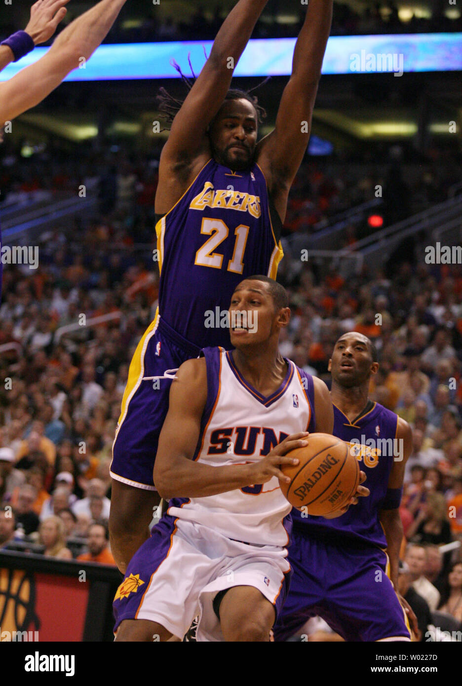 Phoenix Suns Boris Diaw zeichnet das Foul gegen die Los Angeles Lakers Ronny Turiaf im zweiten Quartal das siebte Spiel der NBA Western Division im Viertelfinale von Phoenix, AZ 6. Mai 2006. Die Sonnen besiegte die Lakers 121-90. (UPI Foto/Rick Scuteri) Stockfoto