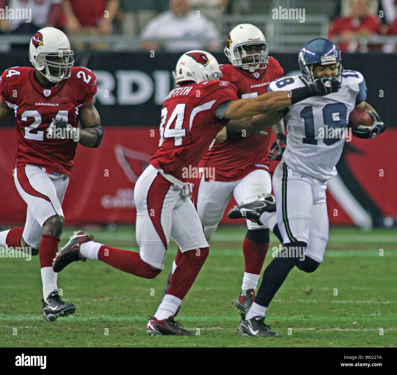 Arizona Cardinals Sicherheit Robert Griffith (34) erhält seine Hand in der Maske von Seattle Seahawks wide receiver D.J. Hackett (18) während der ersten Hälfte Aktion an der Universität von Phoenix Stadium in Glendale, Arizona am 10. Dezember 2006. Griffith war für die Gesichtsmaske Strafe bezeichnet. (UPI Foto/Kunst Foxall) Stockfoto