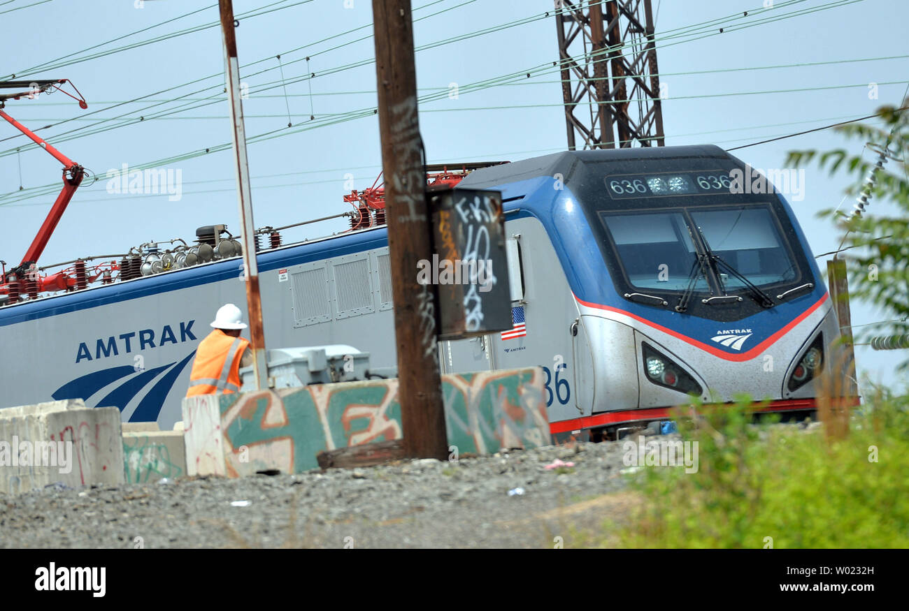 Eine Amtrak Acela train langsam vergeht ein Polizei Auto, wie es fährt in der Nähe der letzten Wochen tödliches Zugunglück in Philadelphia am 18. Mai 2015. Amtrak begann mit der Bahn durch die Gegend nach dem tödlichen Zug der letzte Dienstag Nacht Entgleisung bei Frankford Junction, nördlich von Philadelphia. Foto von Kevin Dietsch/UPI Stockfoto
