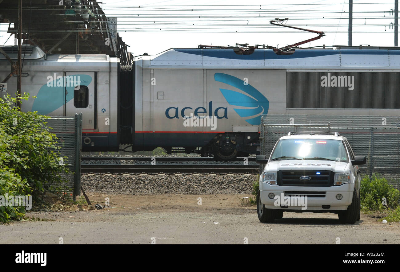 Eine Amtrak Acela train langsam vergeht ein Polizeiauto auf dem Weg über die Website der letzten Wochen tödliches Zugunglück in Philadelphia am 18. Mai 2015. Amtrak Bahnhof wieder durch die Gegend nach tödlichen Zug der letzte Dienstag Nacht Entgleisung bei Frankford Junction, nördlich von Philadelphia. Foto von Kevin Dietsch/UPI Stockfoto