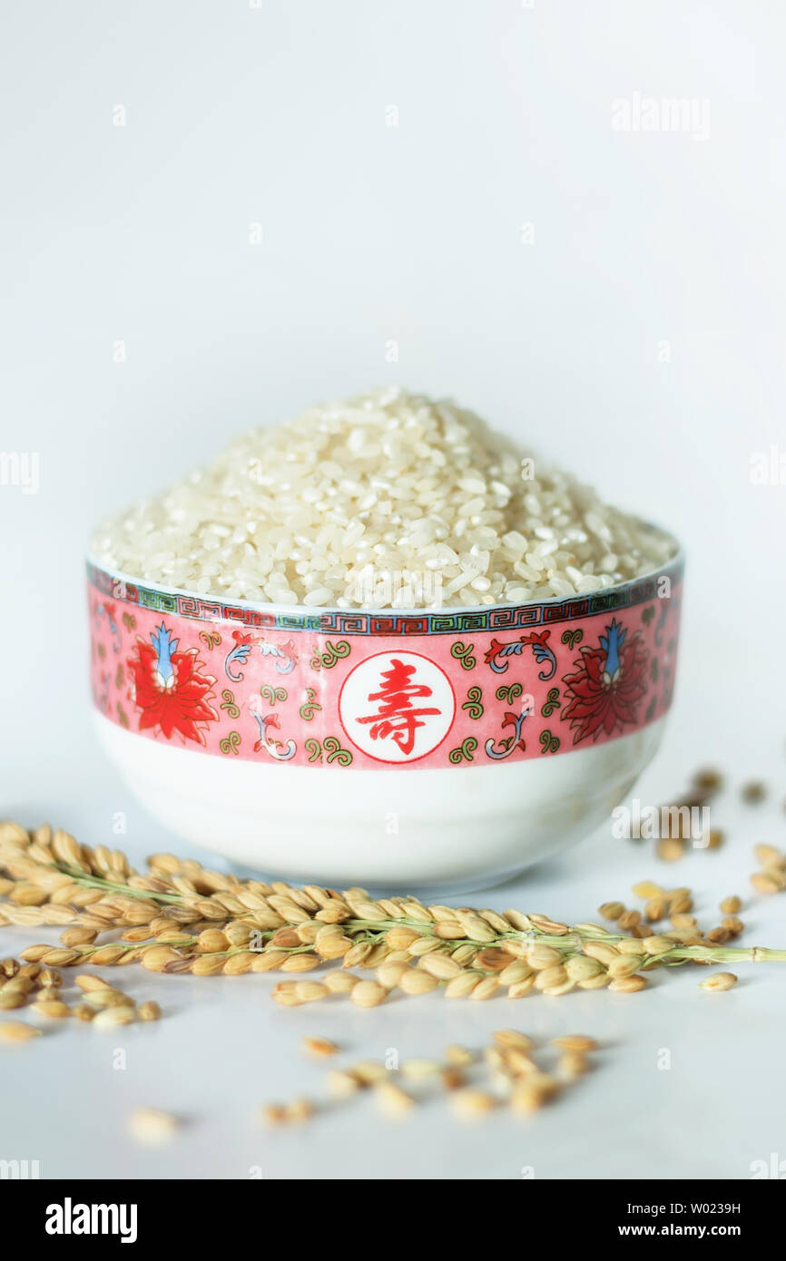 Eine Schüssel Reis und Reis Ohren. Stockfoto