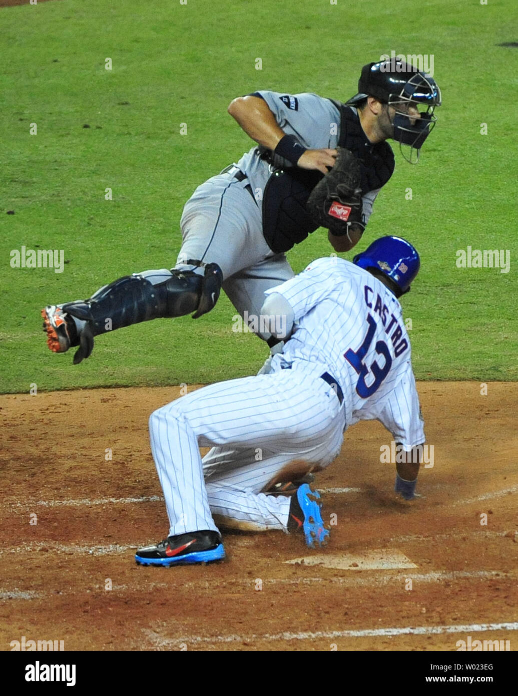 National League All-Star Starlin Castro von den Chicago Cubs erfolgt durch die American League All-Star-catcher Alex Avila während des fünften Inning des All-Star-Game 2011 in Phoenix Arizona Schlagwörter am 12. Juli 2011. Die Nationale Liga Mannschaft besiegte der American League Team 5-1. UPI/Kevin Dietsch Stockfoto