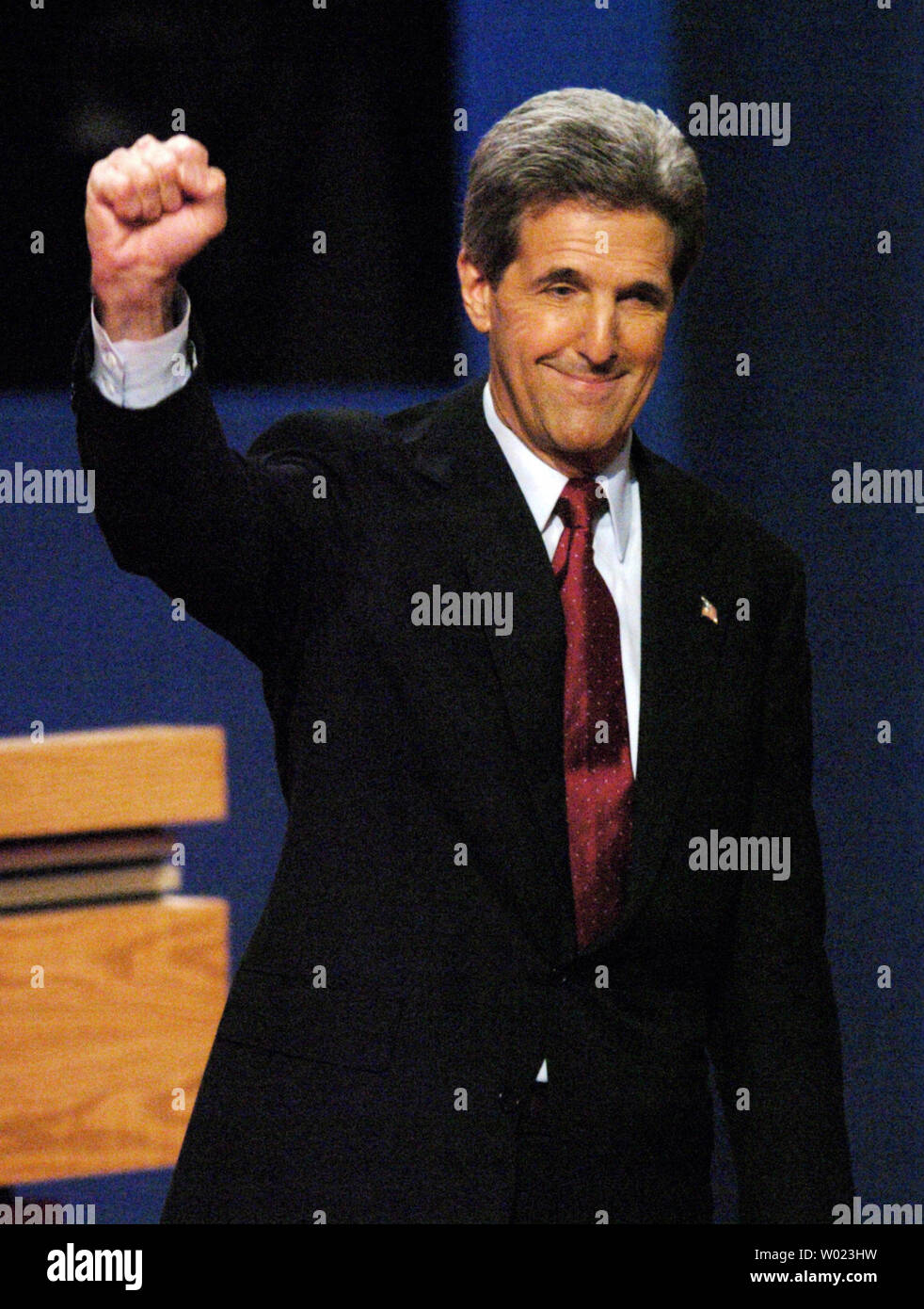 Senator John Kerry begrüßt das Publikum nach dem letzten Präsidentendebatte mit Präsident George W. Bush an der Arizona State University Gammage Auditorium in Tempe, Arizona am 13. Oktober 2004. (UPI Foto/Pat Benic) Stockfoto