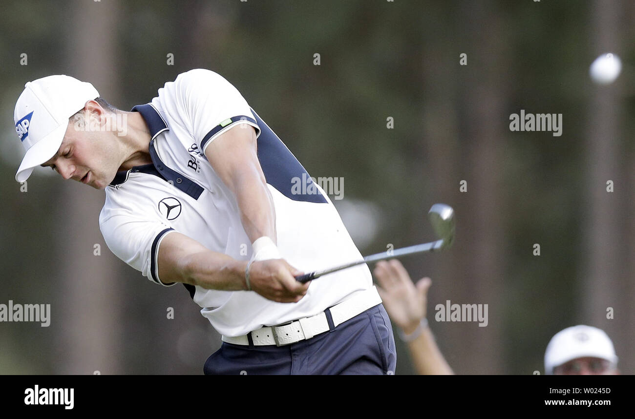 Martin Kaymer schlägt aus dem rauhen auf der 15 in der Endrunde, die von den 114 US Open bei Pinehurst Nr. 2 in Pinehurst North Carolina am 15. Juni 2014. Kaymer gewinnt die US Open 2014 mit einem Ergebnis von 9 unter Par und einem 4 Tag insgesamt 271. UPI/John angelillo Stockfoto