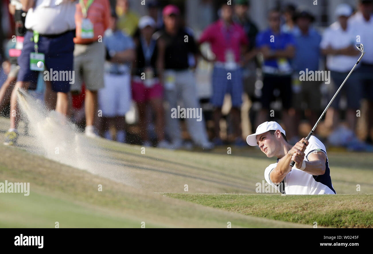 Martin Kaymer schlägt aus einem Bunker auf dem 13 Grün in der Endrunde, die von den 114 US Open bei Pinehurst Nr. 2 in Pinehurst North Carolina am 15. Juni 2014. Kaymer gewinnt die US Open 2014 mit einem Ergebnis von 9 unter Par und einem 4 Tag insgesamt 271. UPI/John angelillo Stockfoto