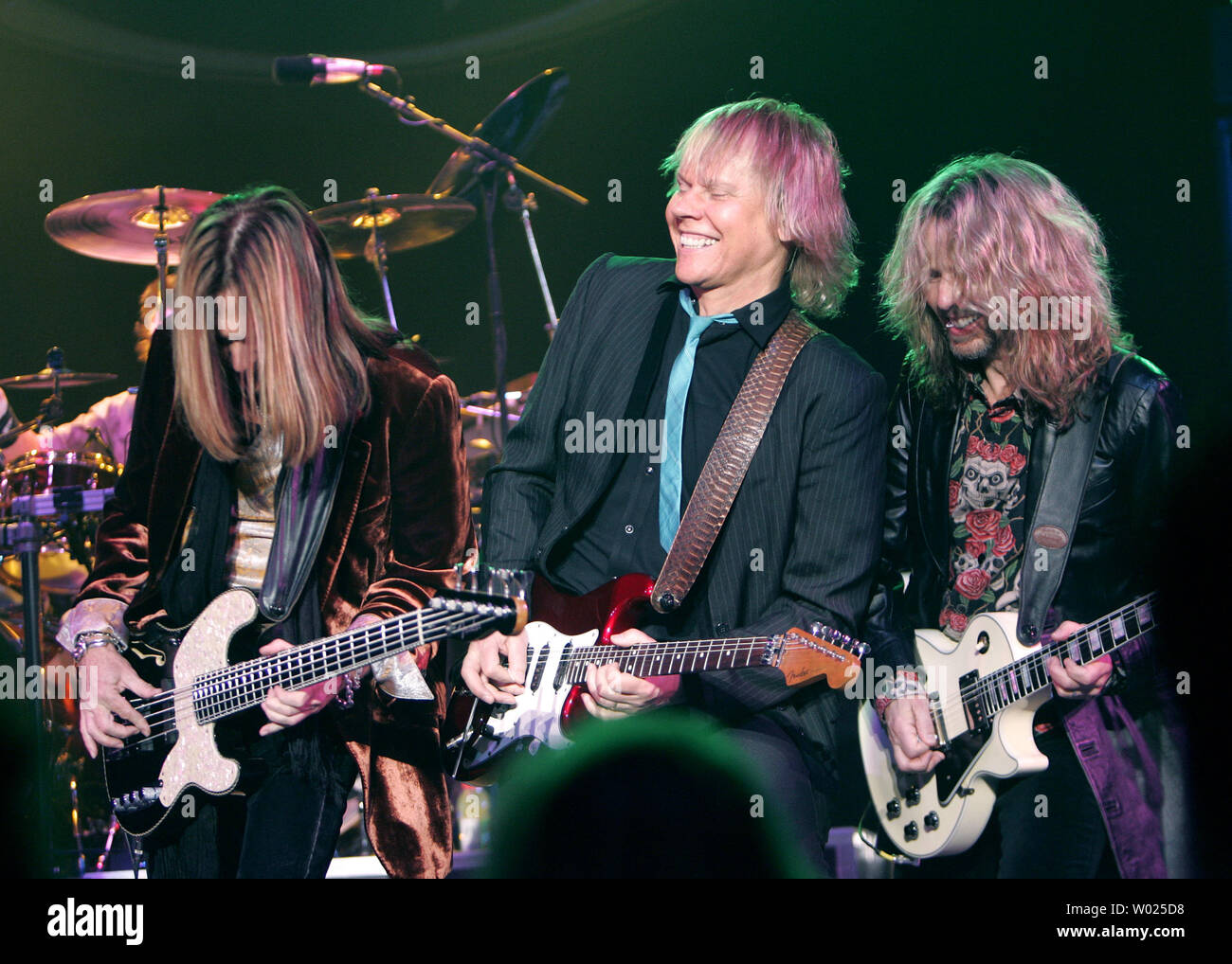 Ricky Phillips, James Young, und Tommy Shaw (L-R) von Styx ausführen, im Konzert der Pechanga Resort Indian Reservation und das Kasino in Temecula, Kalifornien am 22. Februar 2007. (UPI Foto/Roger Williams). Stockfoto