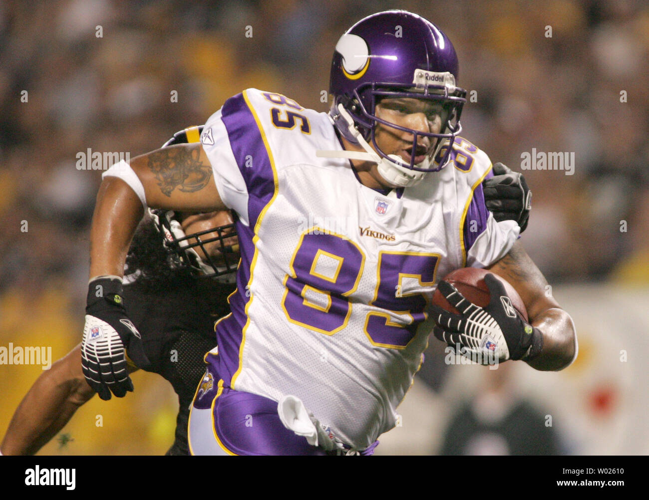 Minnesota Vikings Jermaine Wiggins zieht in einen Pass von Brad Johnson und läuft letzten Pittsburgh Steelers Troy Polamalu für einen Touchdown im ersten Quartal bei Heinz Feld in Pittsburgh, Pennsylvania am 19 August, 2006. (UPI Foto/Stephen Brutto) Stockfoto