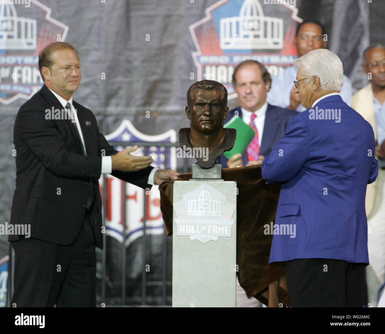 Cleveland Browns Gene's Hickerson Sohn Bobby Hickerson (L) und Bobby Franklin die Büste von Gen Hickerson an der Verankerung Zeremonie enthüllen, in der Pro Football Hall of Fame in Canton, Ohio am 4. August 2007. (UPI Foto Stephen M. Brutto) Stockfoto