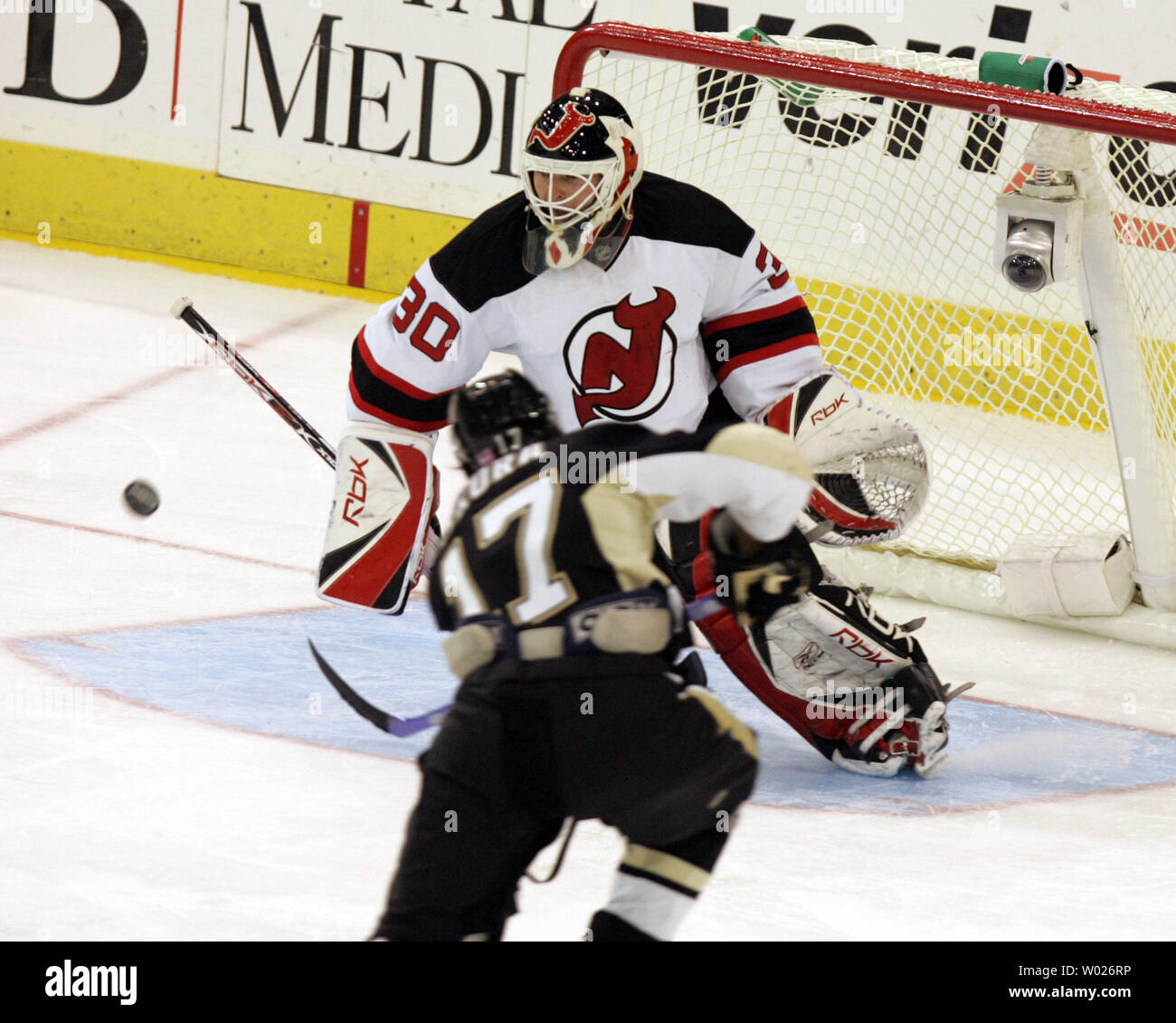 New Jersey Devils goalie Martin Brodeur lenkt einen Schuss von Pittsburgh Penguins Petr Sykora während der dritten Periode in der Mellon Arena am 17. Oktober 2007. (UPI Foto/Stephen M. Brutto) Stockfoto