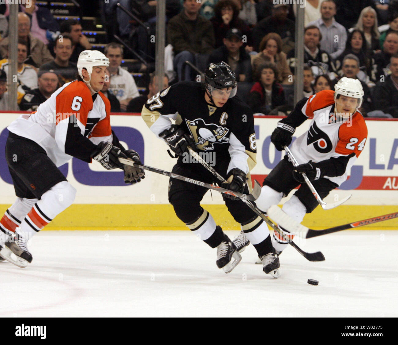 Pittsburgh Penguins Sidney Crosby skates von Philadelphia Flyers Randy Jones (6) und Sami Kapanen (24) während der ersten Zeit in der Mellon Arena in Pittsburgh am 2. April 2008. (UPI Foto/Stephen M. Brutto) Stockfoto