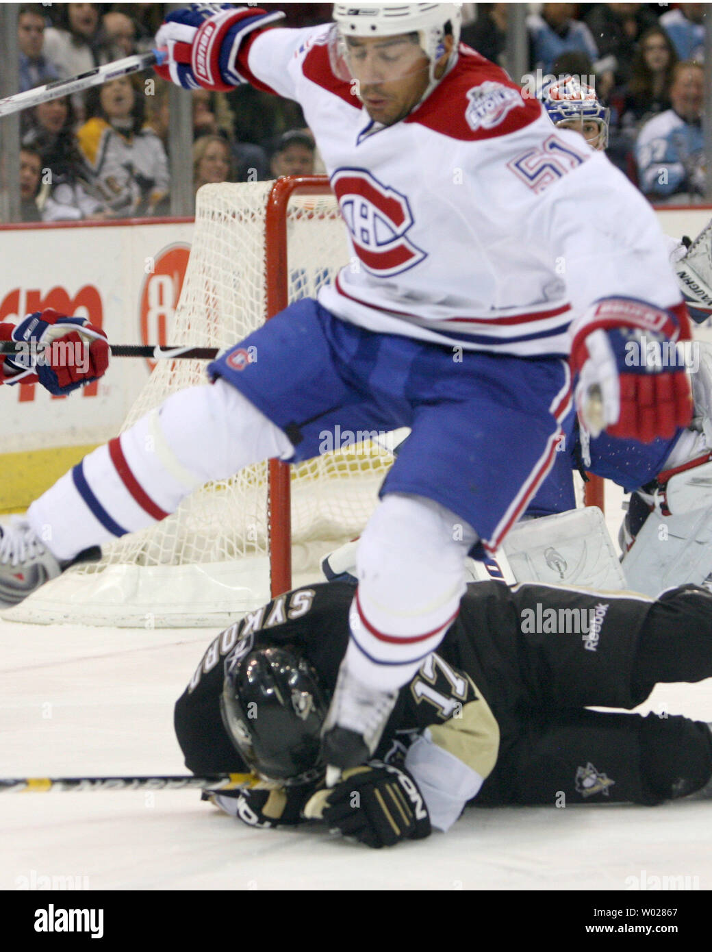 Montreal Canadiens Francis Bouillon (51) springt über Pittsburgh Penguins Petr Sykora (17) während der ersten Zeit in der Mellon Arena in Pittsburgh am 19. Februar 2009. (UPI Foto/Stephen Brutto) Stockfoto