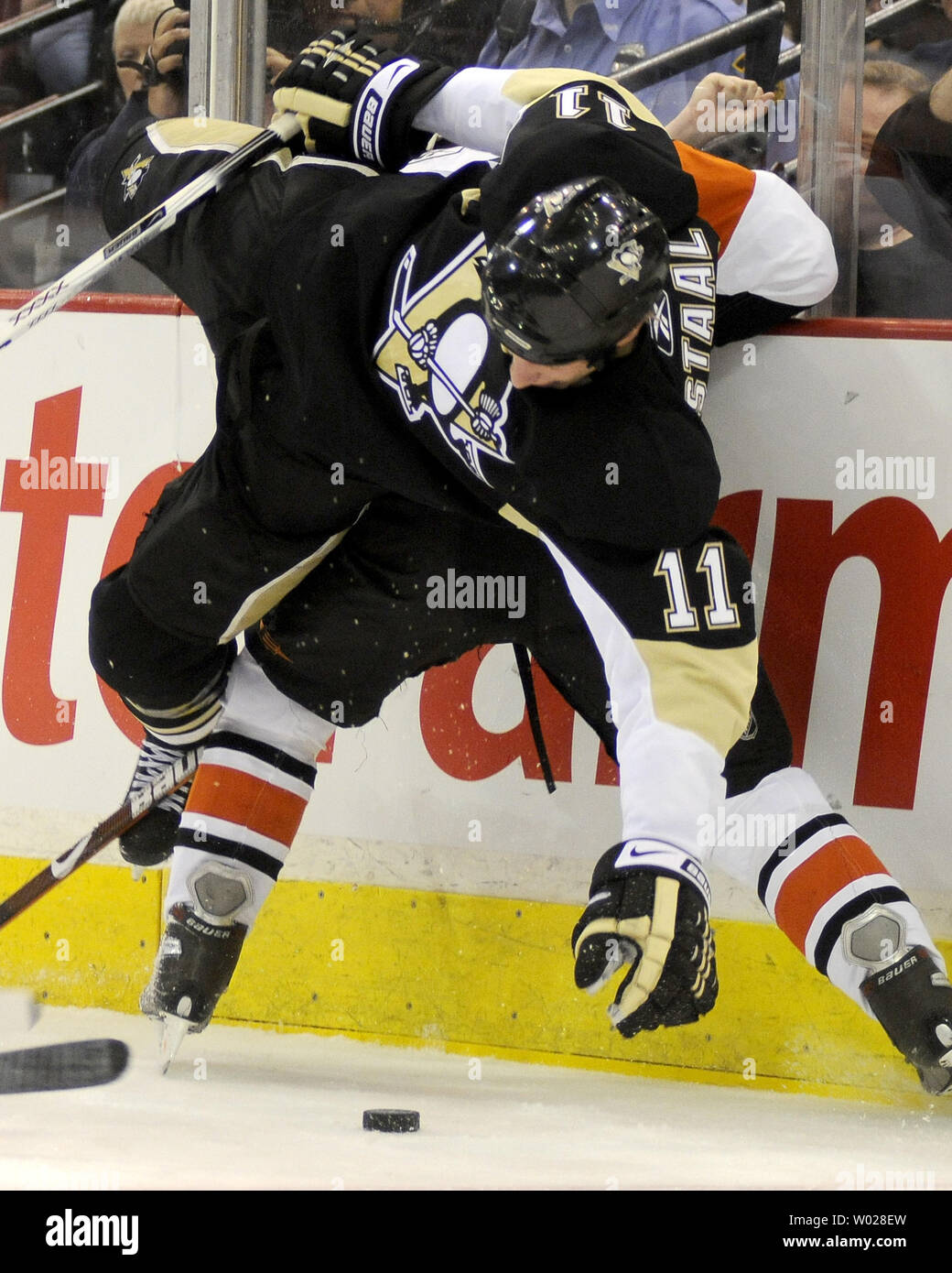 Pittsburgh Penguins Jordan Staal fällt auf das Eis nach einer Überprüfung durch die Philadelphia Flyers Matt Carle in der zweiten Periode von Spiel eins der 2009 Eastern Conference Viertelfinale in der Mellon Arena in Pittsburgh am 15. April 2009. (UPI Foto/Archie Carpenter) Stockfoto