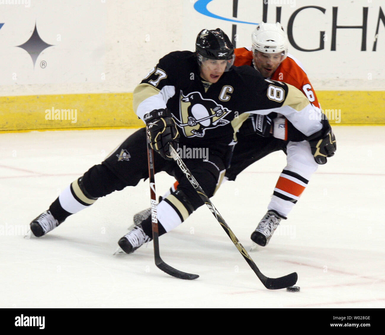 Philadelphia Flyers Randy Jones (6) kämpft für den Puck gegen die Pittsburgh Penguins Sidney Crosby (87) während der ersten Zeit der vierten Spiel der Eastern Conference 2009 Viertelfinale in der Mellon Arena in Pittsburgh am 23. April 2009. (UPI Foto/Stephen Brutto) Stockfoto