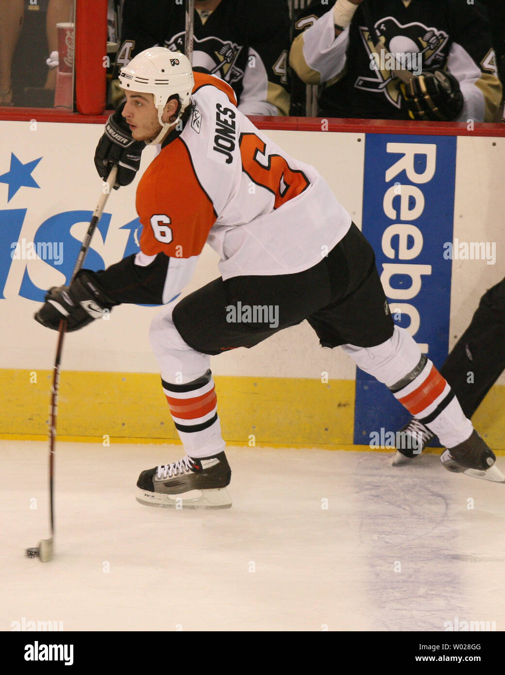 Philadelphia Flyers Randy Jones (6) schießt den Puck gegen die Pittsburgh Penguins in der ersten Periode der vierten Spiel der Eastern Conference 2009 Viertelfinale in der Mellon Arena in Pittsburgh am 23. April 2009. (UPI Foto/Stephen Brutto) Stockfoto