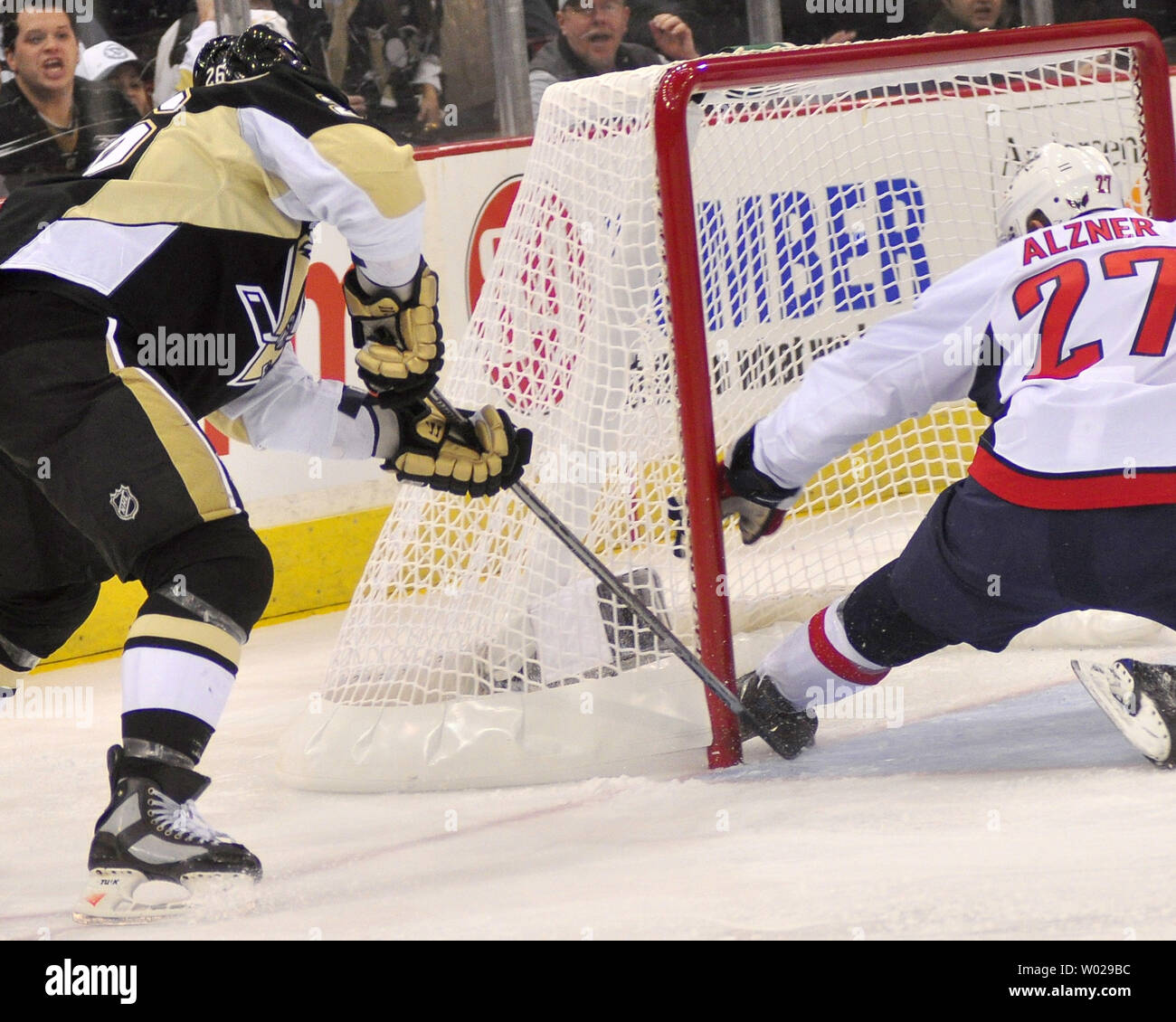 Pittsburgh Penguins linken Flügel Ruslan Fedotenko spielt den Puck pass Washington Capitals defenseman Karl Alzner nach Washington Capitals goalie Jose Theodore der Puck die Pittsburgh Penguins center Sidney Crosby zu zählen in der ersten Zeit an der Mellon Arena in Pittsburgh am 21. Januar 2010 verlegt. UPI/Archie Tischler Stockfoto