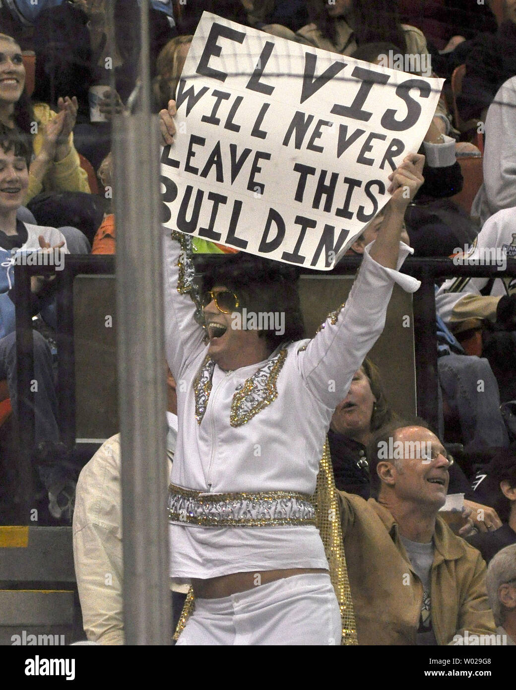Die Pittsburgh Penguins Ventilator Kleider wie Elvis und Tänze in den Gängen in der letzten regulären Saison Spiel überhaupt an der Mellon Arena. UPI/Archie Tischler Stockfoto Die Pittsburgh Penguins Ventilator Kleider wie Elvis und Tänze in den Gängen in der letzten regulären Saison Spiel überhaupt an der Mellon Arena. UPI/Archie Tischler Stockfoto