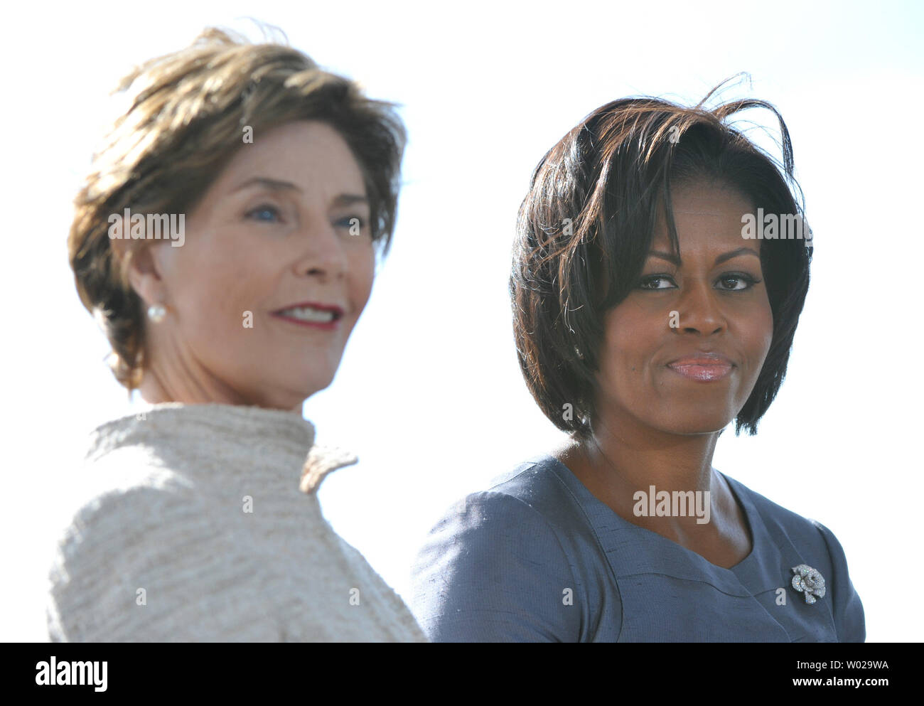 First Lady Michelle Obama (R) sitzt neben dem ehemaligen First Lady Laura Bush während ein Service der Erinnerung für Flug 93 und die Terroranschläge vom 11.9., in Shanksville in Pennsylvania am 11. September 2010. United Flug 93 stürzte in ein Feld im ländlichen Pennsylvania nach der Besatzung und der Passagiere zurück gegen terroristische Versuche die airplaine am 11. September 2001 zu übernehmen. UPI/Kevin Dietsch Stockfoto