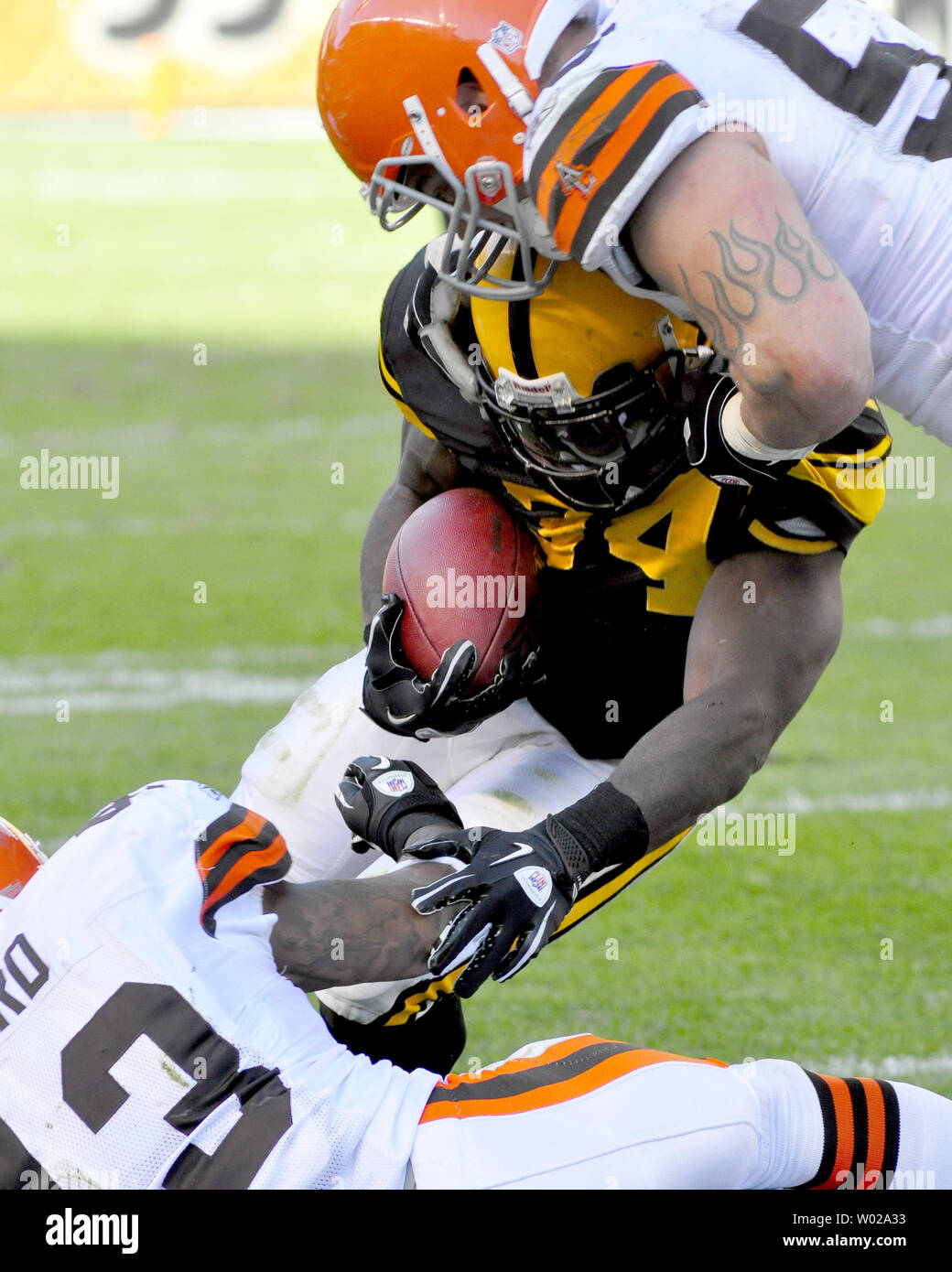 Cleveland Browns T.J. Ward und Matt Roth hält Pittsburgh Steelers zurück laufen Rashard Mendelhall im vierten Quartal die Steelers 28-10 win am Heinz Feld in Pittsburgh, Pennsylvania am 17. Oktober 2010. UPI/Archie Tischler Stockfoto