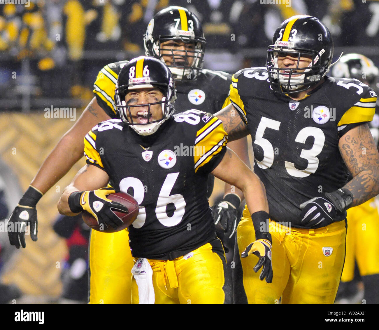 Pittsburgh Steelers Hines Ward läuft aus dem Ende Zone feiert seine Touchdownaufnahme im dritten Quartal des AFC Divisional Playoff Spiel gegen die Baltimore Ravens am Heinz Feld in Pittsburgh, Pennsylvania am 15. Januar 2011. Die Steelers besiegten die Ravens 31-24. UPI/Archie Tischler Stockfoto