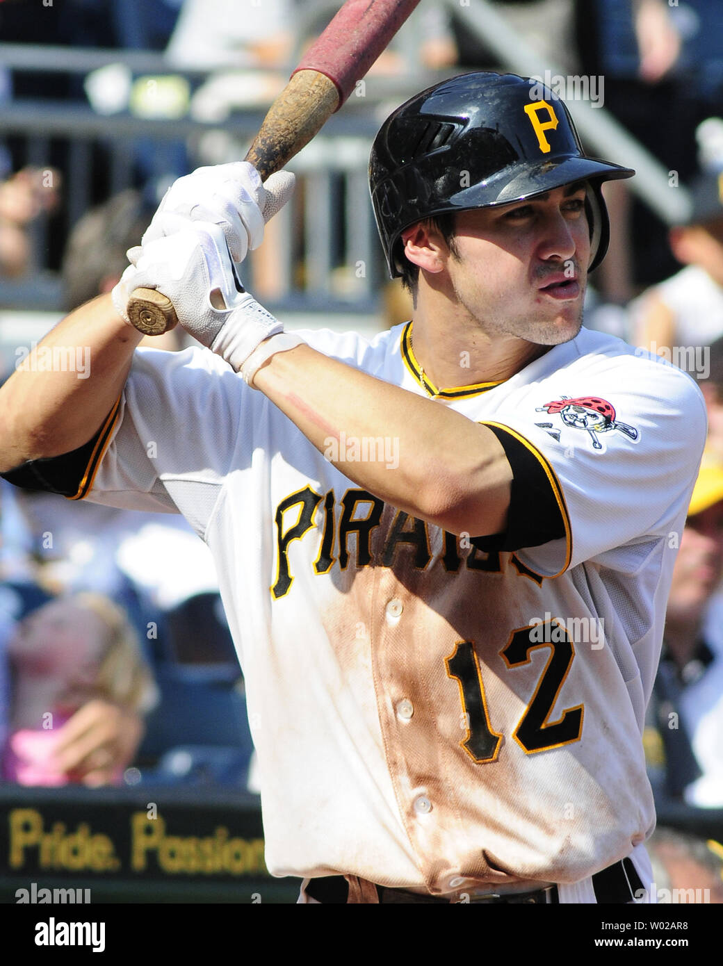 Pittsburgh Pirates Chase d'Arnaud Uhren aus der auf Deck Kreis in der zehnten Inning der Piraten 4-3 Gewinn über den St. Louis Cardinals in zehn Inning am PNC Park in Pittsburgh, Pennsylvania am 24. Juli 2011. UPI/Archie Tischler Stockfoto