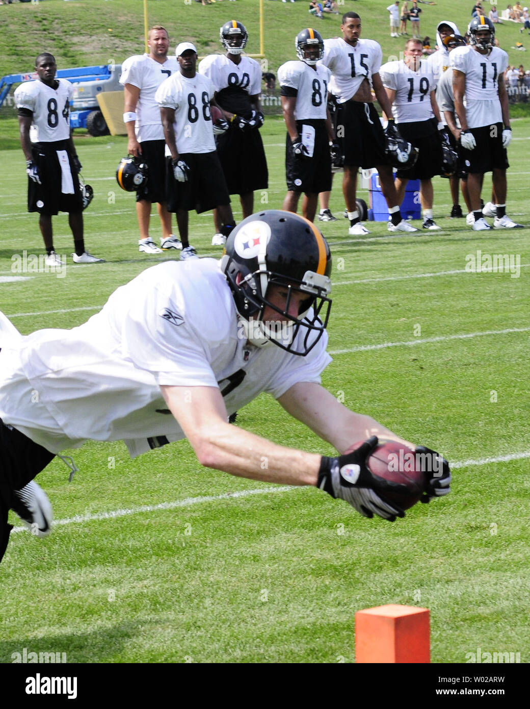 Free Agent Empfänger Eric Greenwood Tauchgänge für die goaline wie der Rest der Pittsburgh Steelers Handlung Uhren während Übungen am Nachmittag Praxis in ihr Trainingslager in Saint Vincent College in Latrobe, Pennsylvania am 2. August 2011. UPI/Archie Tischler Stockfoto