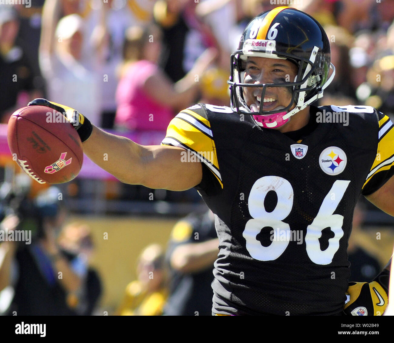 Pittsburgh Steelers Hines Ward seinem Touchdown feiert im zweiten Viertel gegen die Tennessee Titans an Heinz Feld in Pittsburgh, Pennsylvania, die am 9. Oktober 2011. UPI/Archie Tischler Stockfoto