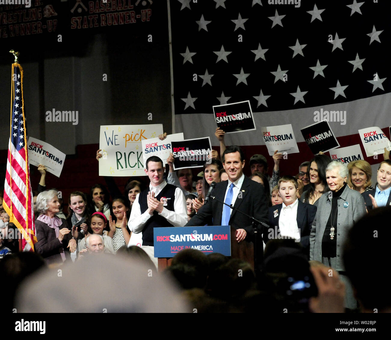 Der republikanische Präsidentschaftskandidat Rick Santorum spricht zu seinen Anhängern an der Wahl Super Tuesday Night Party in der Turnhalle des Steubenville High School in Steubenville, Ohio. UPI/Archie Tischler Stockfoto