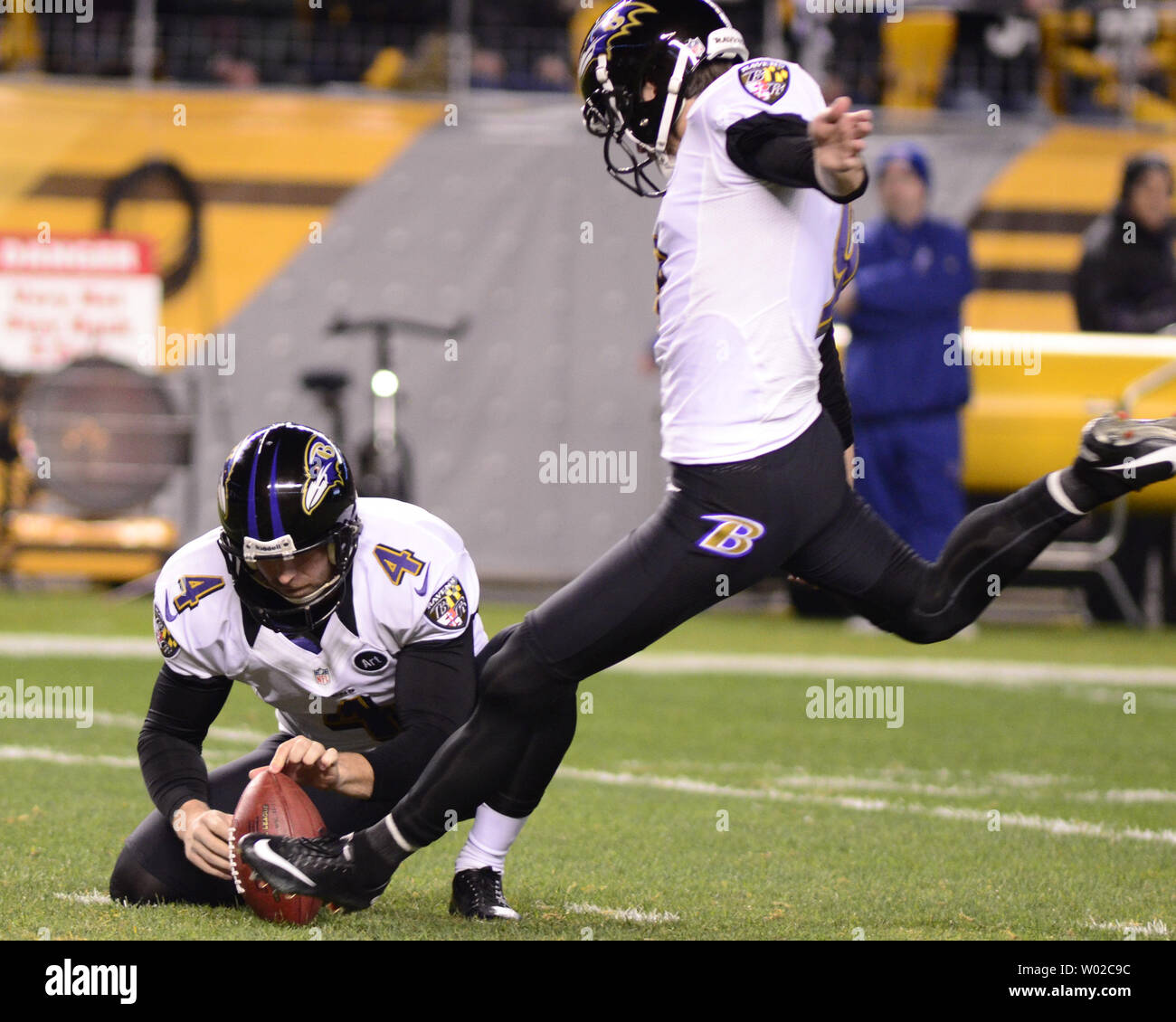 Baltimore Ravens Justin Tucker mit Sam Koch Holding tritt die erste seiner Ziele mit zwei Feldern in der 13-10 über den Pittsburgh Steelers im ersten Quartal Gewinn an Heinz Feld in Pittsburgh am 18. November 2012. UPI/Archie Tischler Stockfoto