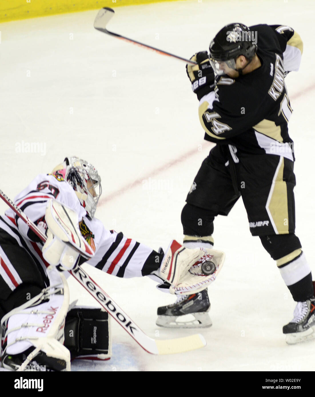 Chicago Blackhawks goalie Corey Crawford (50) Macht ein Handschuh sparen vor Pittsburgh Penguins linken Flügel Chris Kunitz (14) während der zweiten Periode am Consol Energy Center in Pittsburgh am 30. März 2014. UPI/Archie Tischler Stockfoto