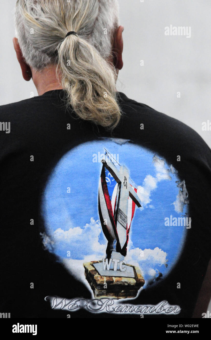 Eines Besuchers shirt ehrt das Andenken an die Opfer der Terroranschläge 13 Jahre bei der Flug 93 National Memorial in der Nähe von Shanksville in Pennsylvania am 11. September 2014. UPI/Archie Tischler Stockfoto