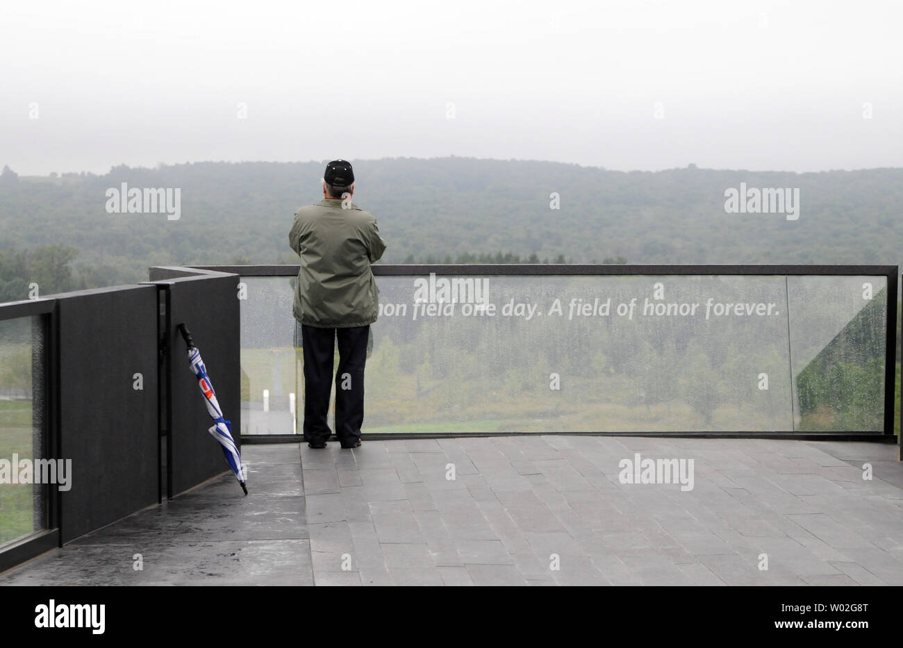 Ein Besucher stehen auf der Suche an der Flug 93 National Memorial Besucherzentrum und ein Blick auf die Mauer der Namen und der Absturz von Flug 93 vor Beginn des neuen Besucherzentrum Hingabe in der Nähe von Shanksville in Pennsylvania am 10. September 2015. Die Glaswand liest "ein gemeinsames Feld einen Tag. Ein Feld der Ehre in Ewigkeit." UPI/Archie Tischler Stockfoto