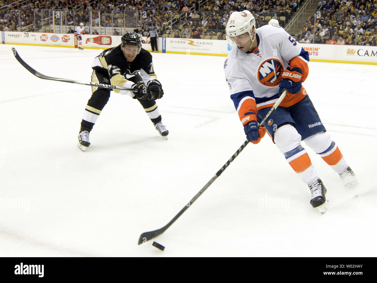 New York Islanders defenseman Johnny Boychuk (55) spielt den Puck von Pittsburgh Penguins rechten Flügel Patric Hornqvist (72) in der zweiten Periode am Consol Energy Center in Pittsburgh am 15. März 2016. Foto von Archie Tischler/UPI Stockfoto