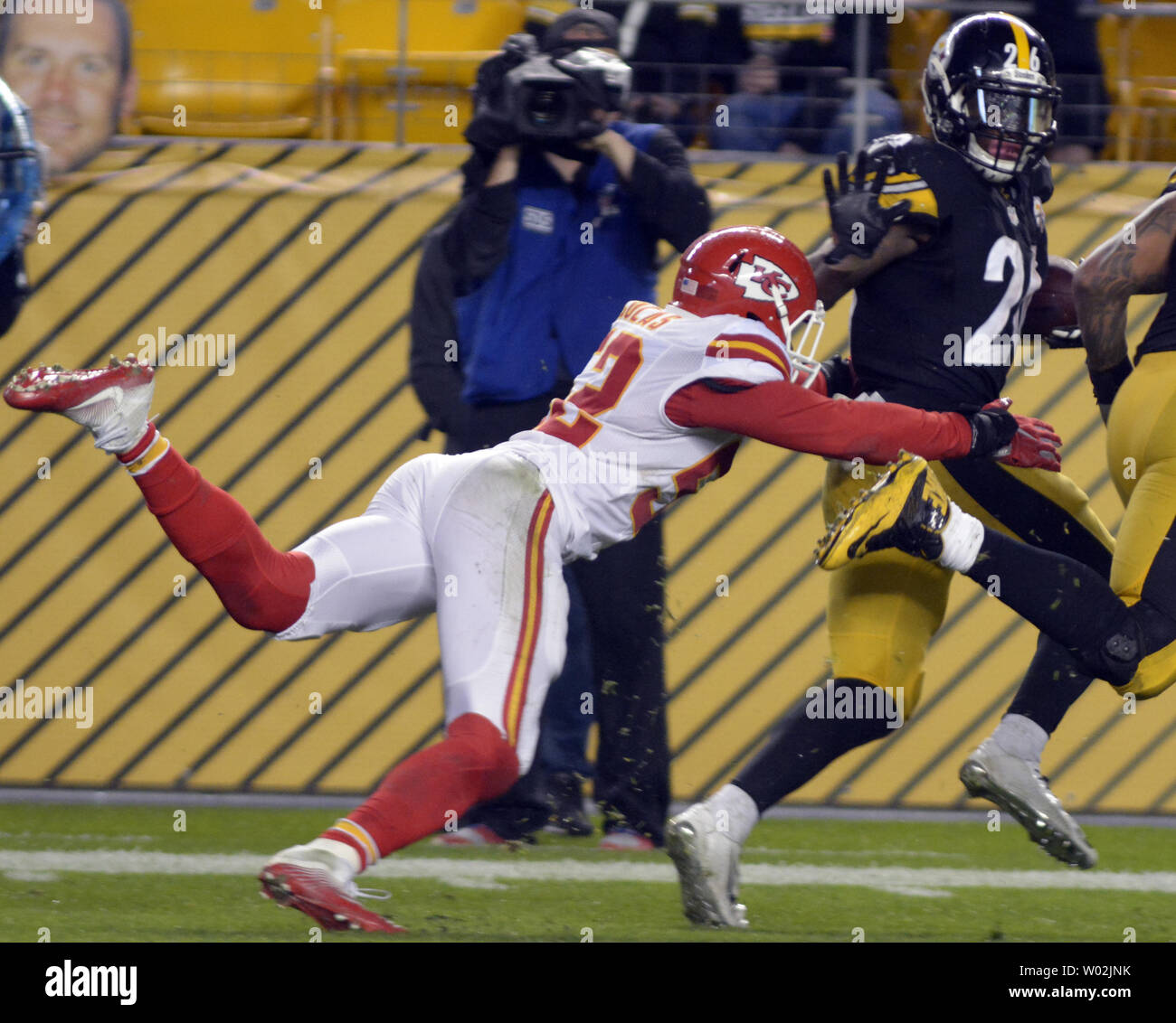 Kansas City Chiefs linebacker Dadi Nicolas (52) packt Pittsburgh Steelers zurück läuft, Le'Veon Glocke (26) auf der Innenseite der 5 Yard Linie im vierten Quartal die Steelers 43-14 über den Kansas City Chiefs am Heinz Feld in Pittsburgh am 2. Oktober 2016 zu gewinnen. Foto von Archie Tischler/UPI Stockfoto