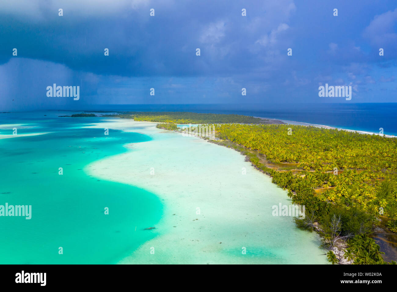 Französisch Polynesien Tahiti Antenne drone Ansicht von Fakarava Atoll und berühmten Blauen Lagune und motu Insel mit perfekten Strand, Coral Reef und den Pazifischen Ozean. Tropische Paradies reisen in den Tuamotus Inseln. Stockfoto