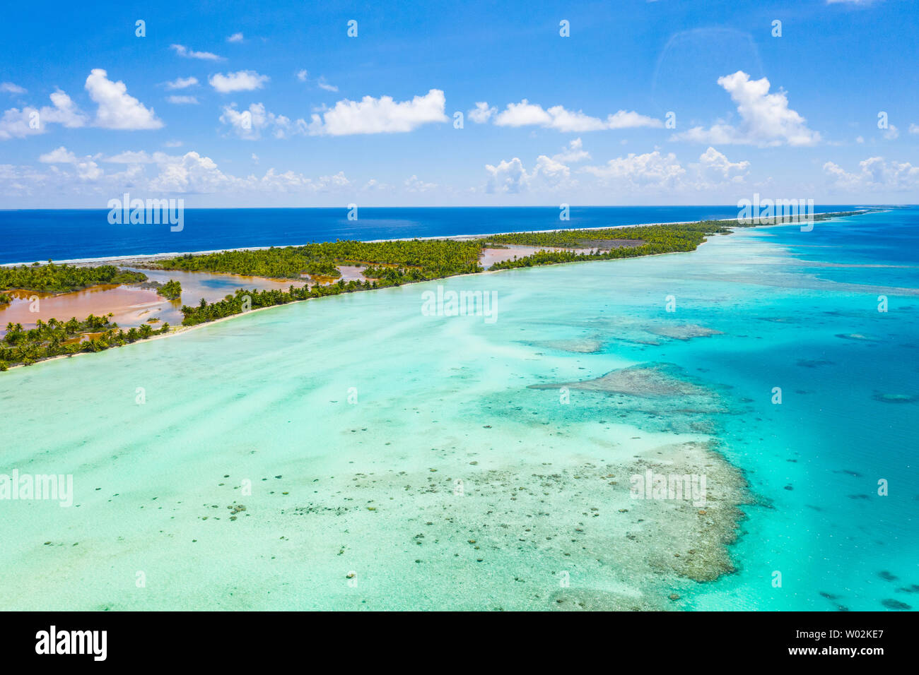 Drohnenbild der Insel Tahiti Fakarava auf dem Französisch-Polynesien-Atoll und der Blauen Lagune Stockfoto