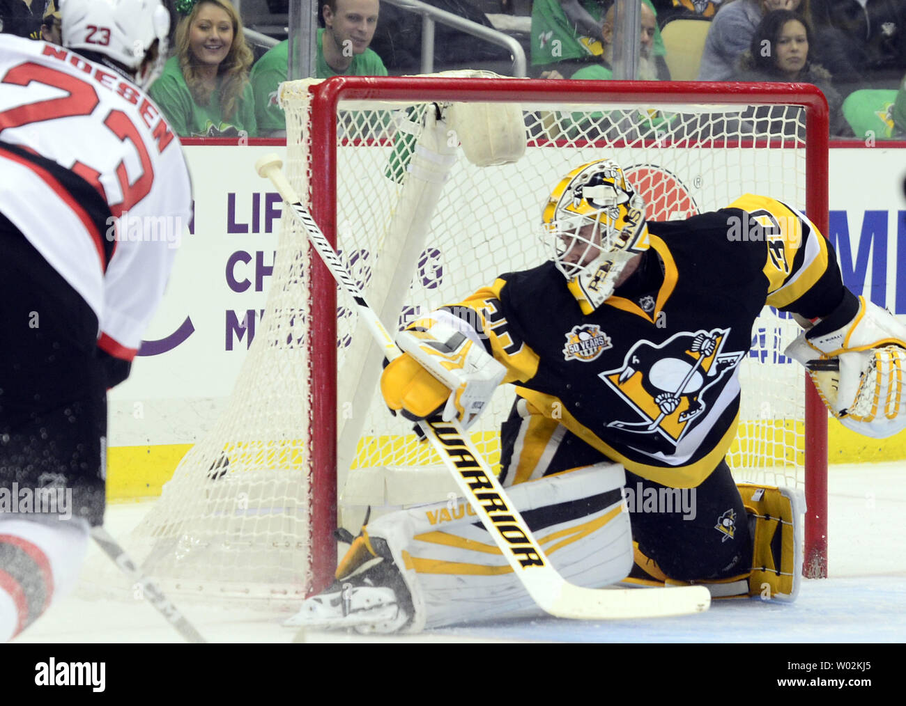 New Jersey Devils rechten Flügel Stefan Noesen (23) die Punkte auf der Pittsburgh Penguins goalie Matt Murray (30) in der ersten Periode am PPG Malt Arena in Pittsburgh am 17. März 2017. UPI/Archie Tischler Stockfoto