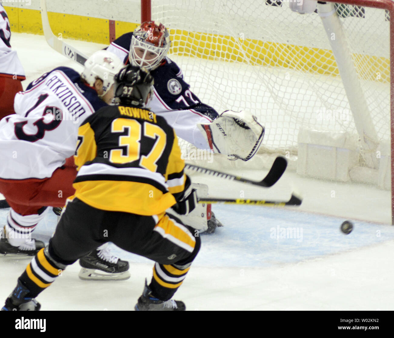 Pittsburgh Penguins rechten Flügel Carter Rowney (37) Skates in Richtung der Puck als Columbus Blue Jackets goalie Sergei Bobrovsky (72) Tauchgänge zu machen, die in der ersten Periode am PPG Malt Arena in Pittsburgh am 4. April 2017. Foto von Archie Tischler/UPI Stockfoto